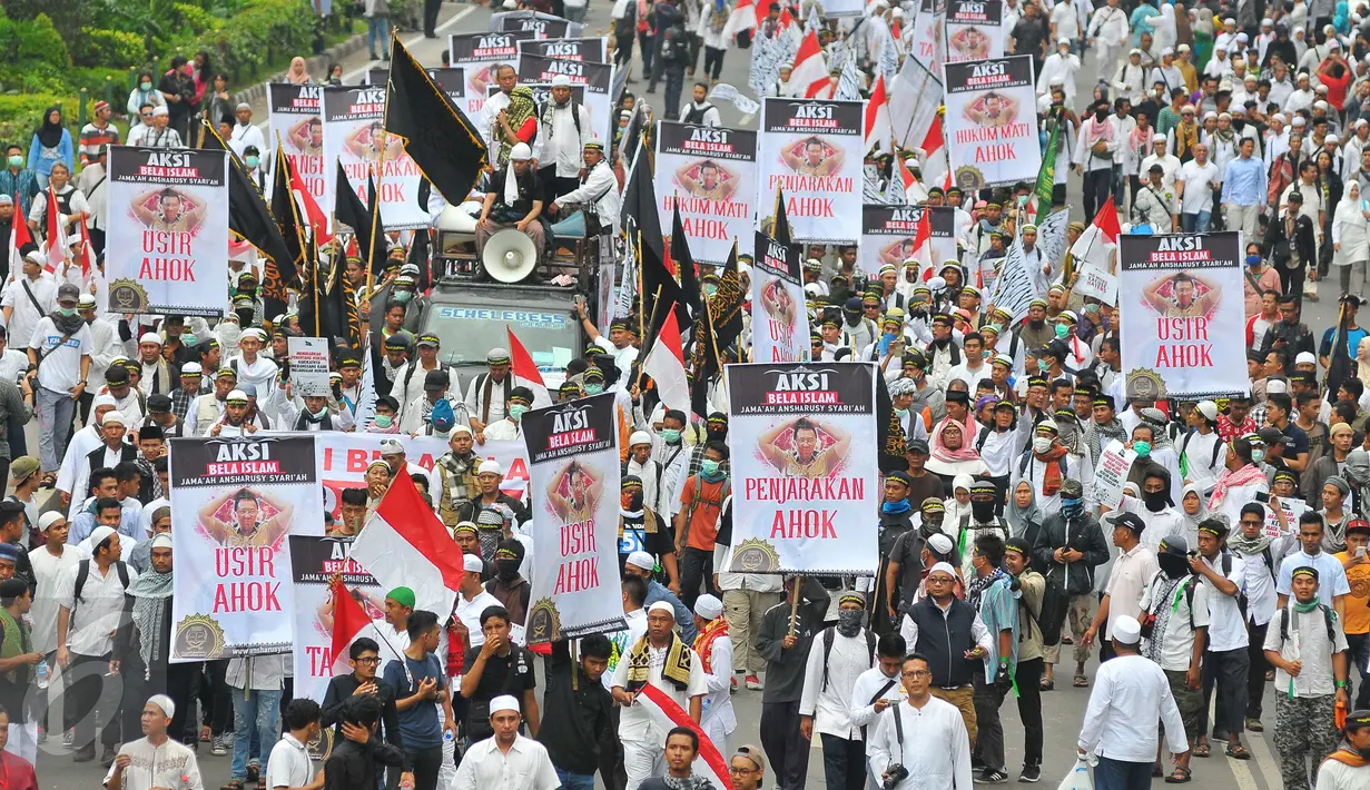Ribuan massa aksi damai 4 November memadati kawasan Thamrin menuju Gedung Balai Kota, Jakarta Pusat, Jumat (4/11). Demo 4 November menuntut penuntasan proses hukum Basuki Tjahaja Purnama (Ahok) ini diikuti berbagai ormas. (Liputan6.com/Angga Yuniar)