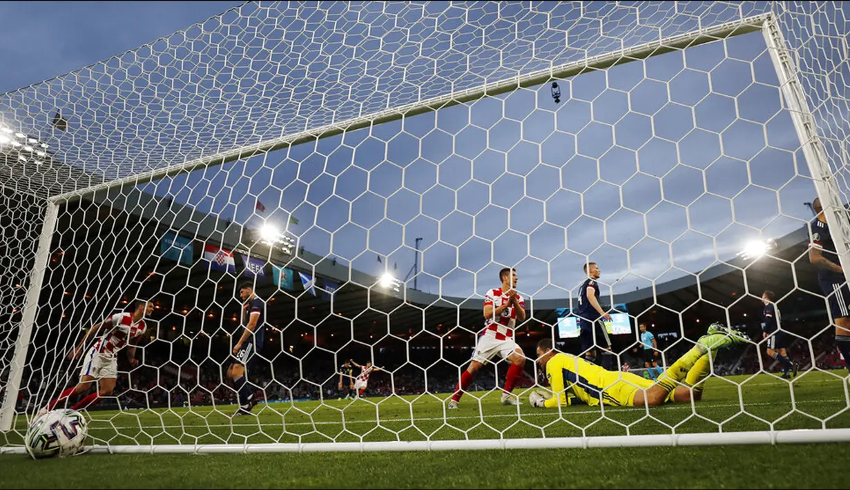 Penjaga gawang Skotlandia David Marshall menerima gol dari pemain Kroasia Ivan Perisic (kanan) pada pertandingan Grup D Euro 2020 di Stadion Hampden Park, Glasgow, Selasa (22/6/2021). Kroasia menang 3-1. (AP Photo/Petr David Josek)