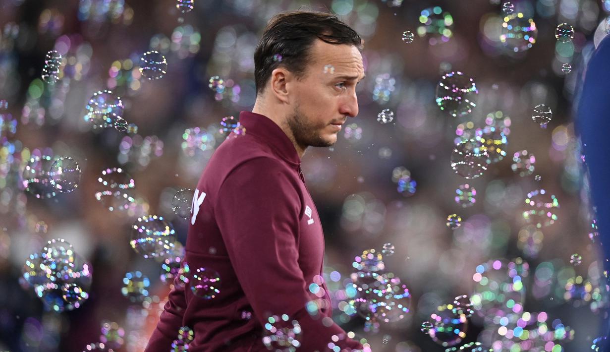 Mark Noble. Gelandang berusia 35 tahun yang kini memasuki musim ke-18 bersama West Ham United ini telah tampil dalam 405 laga di Premier League dengan mencetak 46 gol dan 42 assist hanya bersama The Hammers. Debutnya terjadi saat West Ham menang 3-1 atas Blackburn, 13 Agustus 2005. (AFP/Glyn Kirk)
