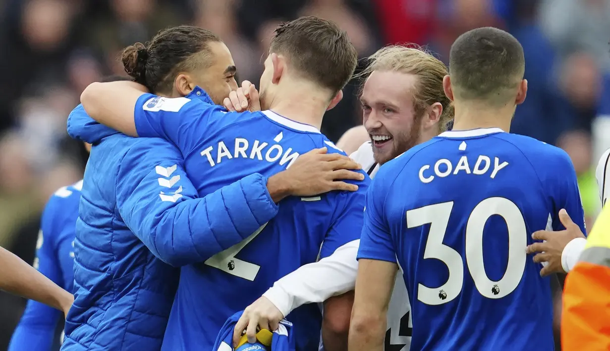 Pencetak satu-satunya gol Everton ke gawang Arsenal, James Tarkowski (tengah) dkk merayakan kemenangan 1-0 atas Arsenal setelah berakhirnya laga pekan ke-22 Liga Inggris 2022/2023 di Goodison Park, Liverpool, Sabtu (4/2/2023) malam WIB. (AP Photo/Jon Super)
