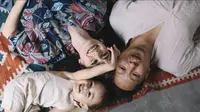 Bisa Ditiru, Pasangan Ini Punya Cara Unik Sampaikan Pesan ke Anak