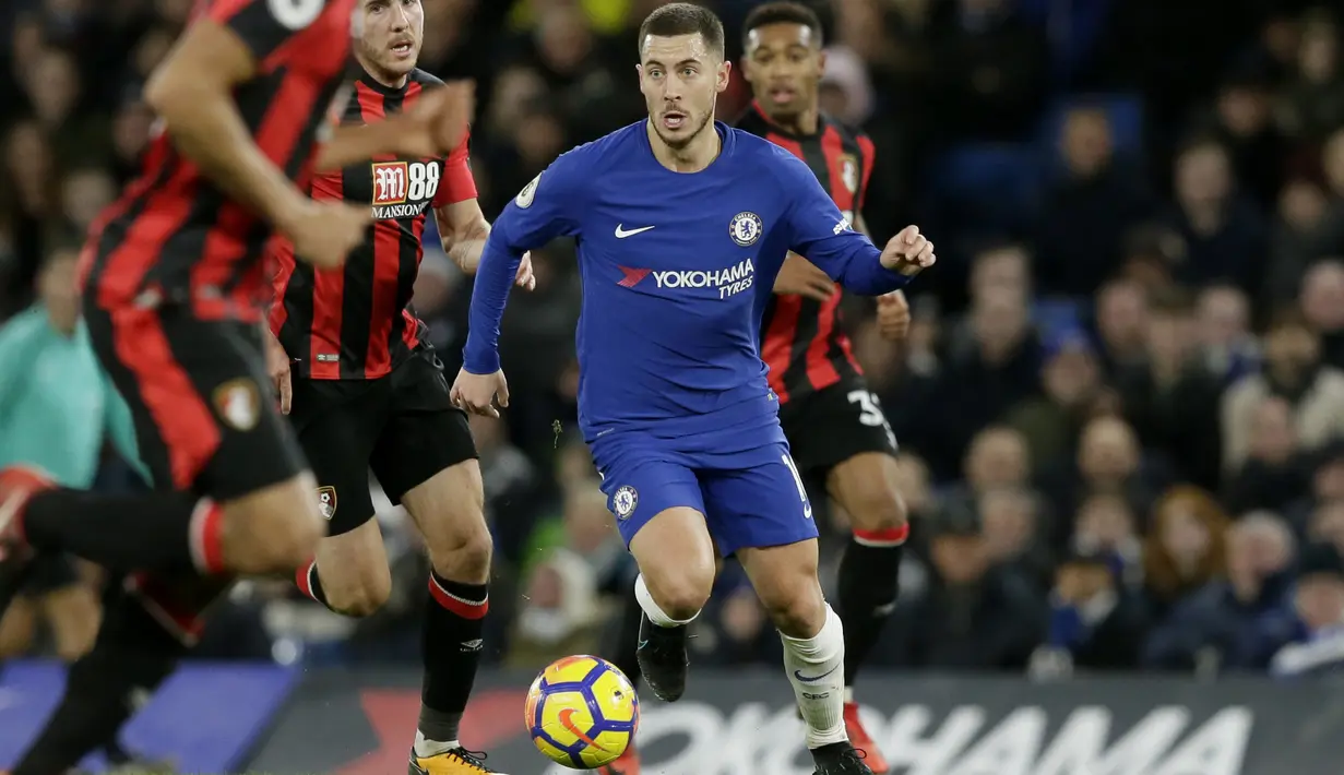Aksi pemain Chelsea, Eden Hazard melewati kepungan para pemain Bournemouth pada lanjutan Premier League di Stamford Bridge, London, (31/1/2018). Chelsea kalah 0-3. (AP/Tim Ireland)