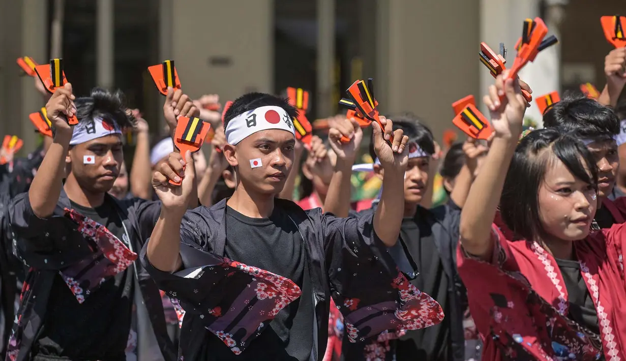 Para penari menampilkan tarian Yosakoi saat kegiatan Festival Remo-Yosakoi di Surabay, Minggu, 12 Juli 2026. (AFP/ Juni Kriswanto)