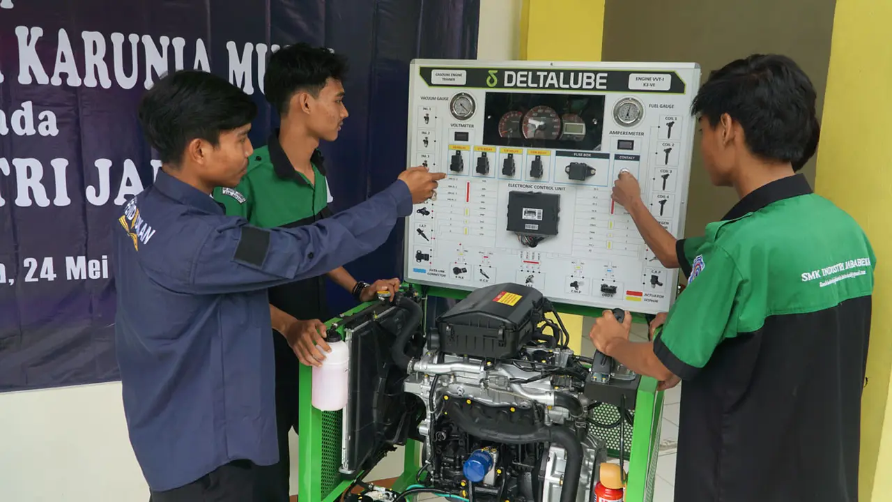 Deltalube Donasikan Mesin Mobil ke SMK untuk Mendukung Kemajuan Dunia Pendidikan