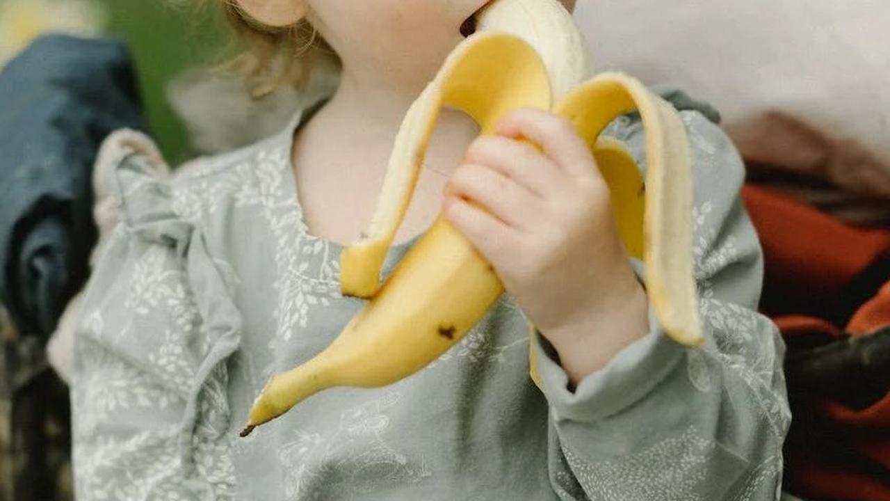 Panduan berikut akan membantu Anda memberikan pisang sebagai MPASI sesuai dengan usia bayi: