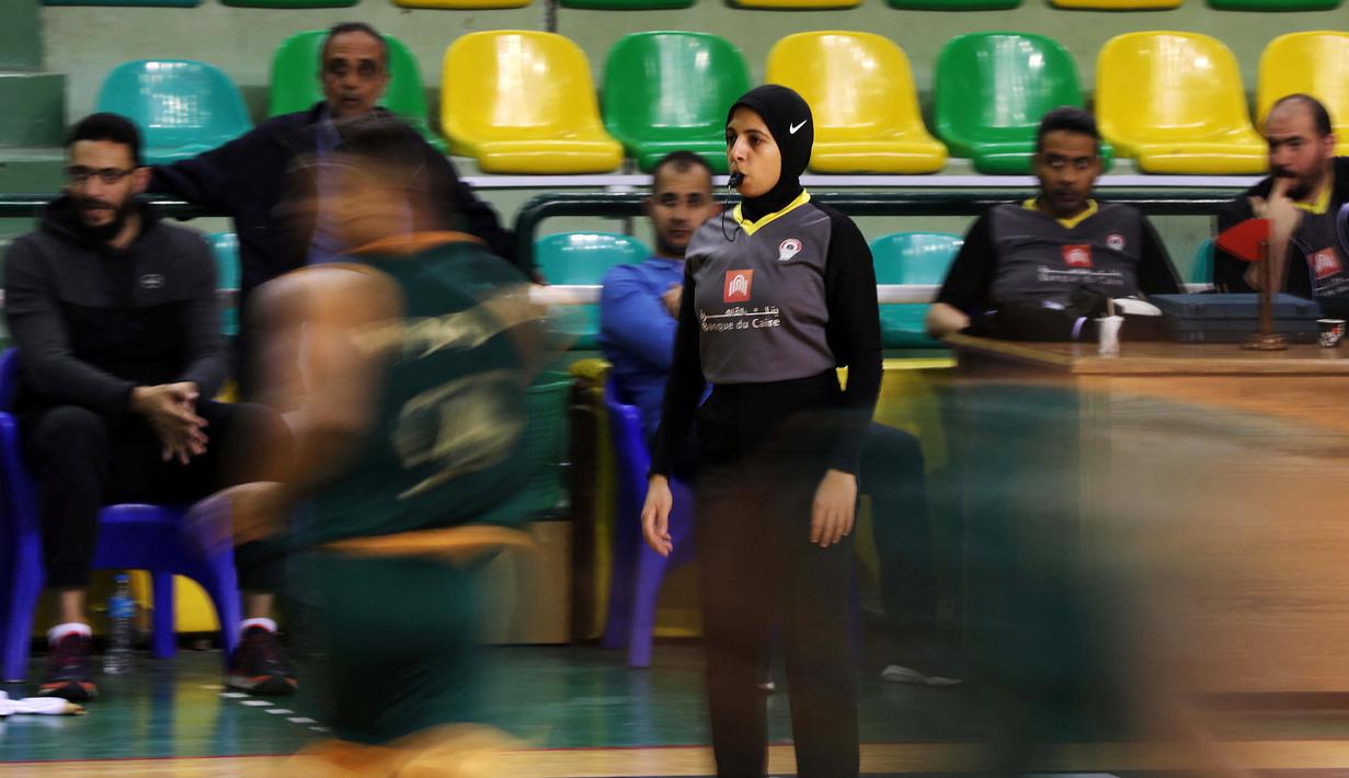 Sarah Gamal mengapresiasi keputusan FIBA dan mulai menjalankan perannya sebagai pengadil di lapangan bola basket sejak 2017 dan tidak sabar untuk berpartisipasi di Olimpiade Tokyo 2020 meski hanya memimpin laga bola basket 3-On-3. (AFP/Hazem Gouda)