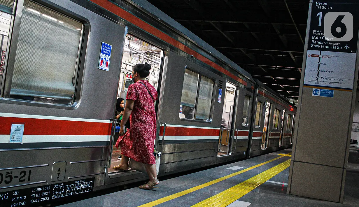 Penumpang menaiki kereta rel listrik (KRL) di Stasiun BNI City, Jakarta, Minggu (31/7/2022). Stasiun BNI City diharapkan memberikan kemudahan dan kenyamanan dalam menggunakan transportasi KRL. (Liputan6.com/Faizal Fanani)