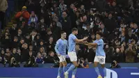 Bek Manchester City, Rico Lewis merayakan dengan rekan setimnya setelah mencetak gol ke gawang Sevilla selama pertandingan lanjutan Grup G Liga Champions di stadion Etihad di Manchester, Inggris, Kamis (3/11/2022). Kemenangan ini memantapkan posisi Man City sebagai juara Grup G dengan mengoleksi 14 poin. (AP Photo/Rui Vieira)