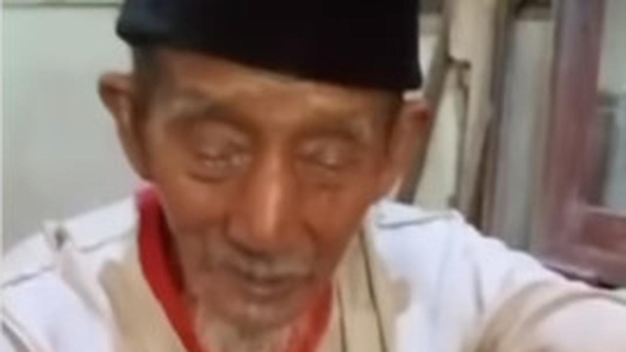 Momen Mengiris Hati Kakek Usia 105 Tahun Makan Nasi Basi