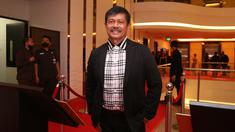 Pelatih kepala Timnas Indonesia U-22, Indra Sjafri berjalan di atas karpet merah pada sebuah acara yang berlangsung di Hotel JS Luwansa, Kuningan, Jakarta, Rabu (19/07/2023). Coach Indra terlihat mengenakan jas hitam dipadukan dengan kemeja bermotif kotak-kotak. (Bola.com/Bagaskara Lazuardi)