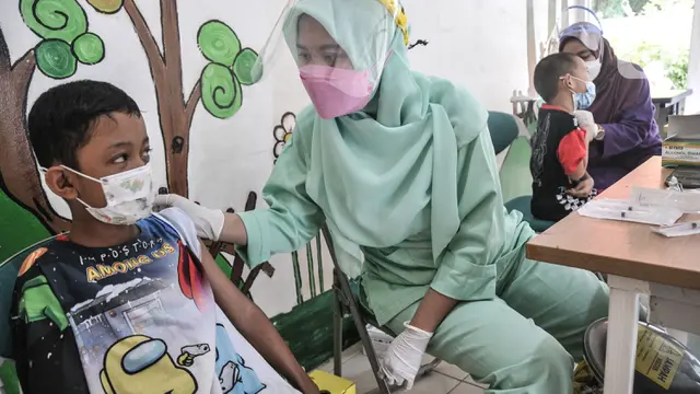 Antusias Anak Sekolah Ikut Imunisasi DT