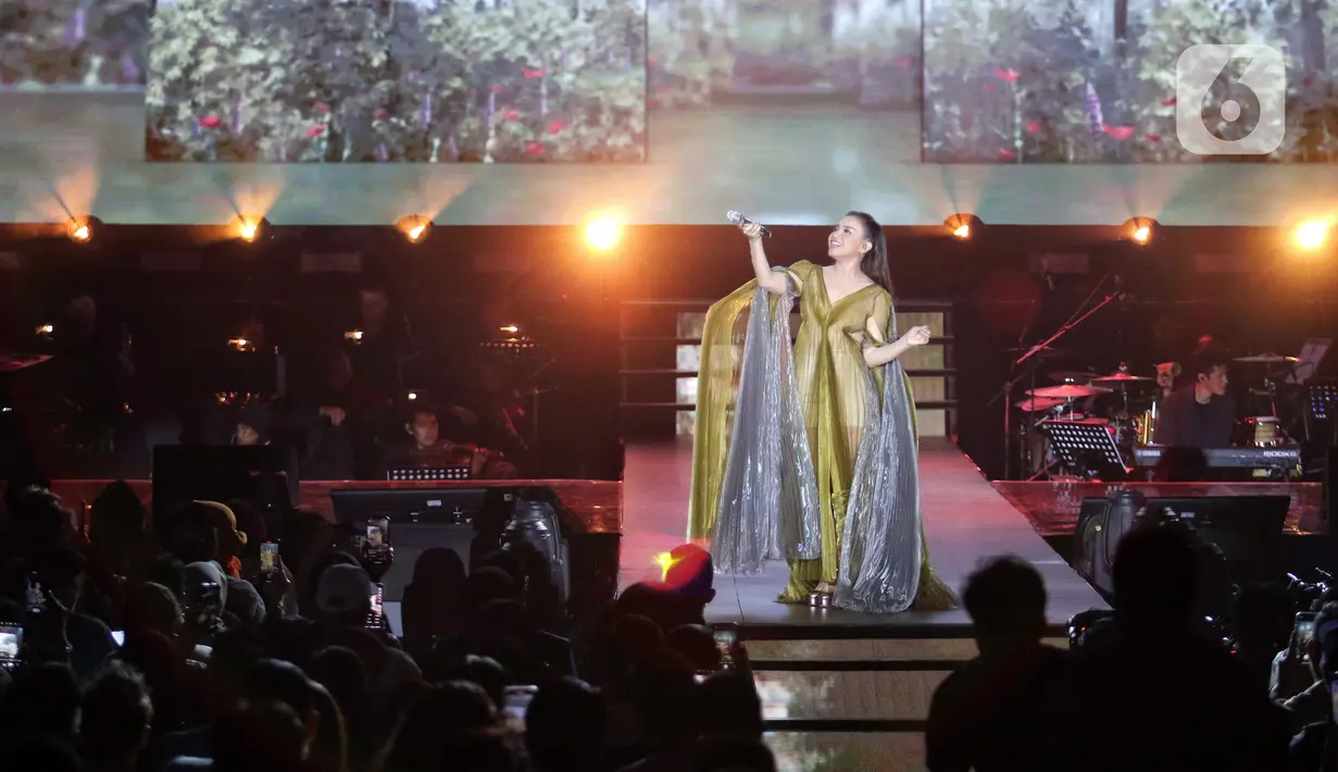 Penyanyi Rossa saat menghibur para penggemarnya di Senayan, Jakarta, Jumat (27/5/2022). Dalam konser bertajuk Rossa 25 Shining Years Concert yang menjadi penanda 25 tahun kariernya dalam industri musik ini Rossa membawakan 27 lagu. (Liputan6.com/Angga Yuniar)