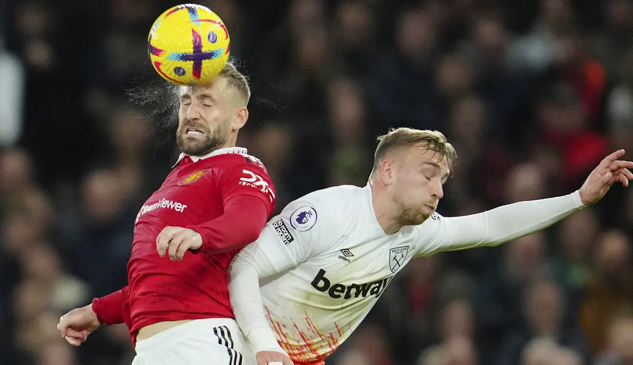 <p>Bek Manchester United, Luke Shaw berebut bola udara dengan pemain West Ham, Jarrod Bowen selama pertandingan lanjutan Liga Inggris di stadion Old Trafford di Manchester, Inggris, Minggu, 30 Oktober 2022. Manchester United menang atas West Ham 1-0. (AP Photo/Jon Super)</p>