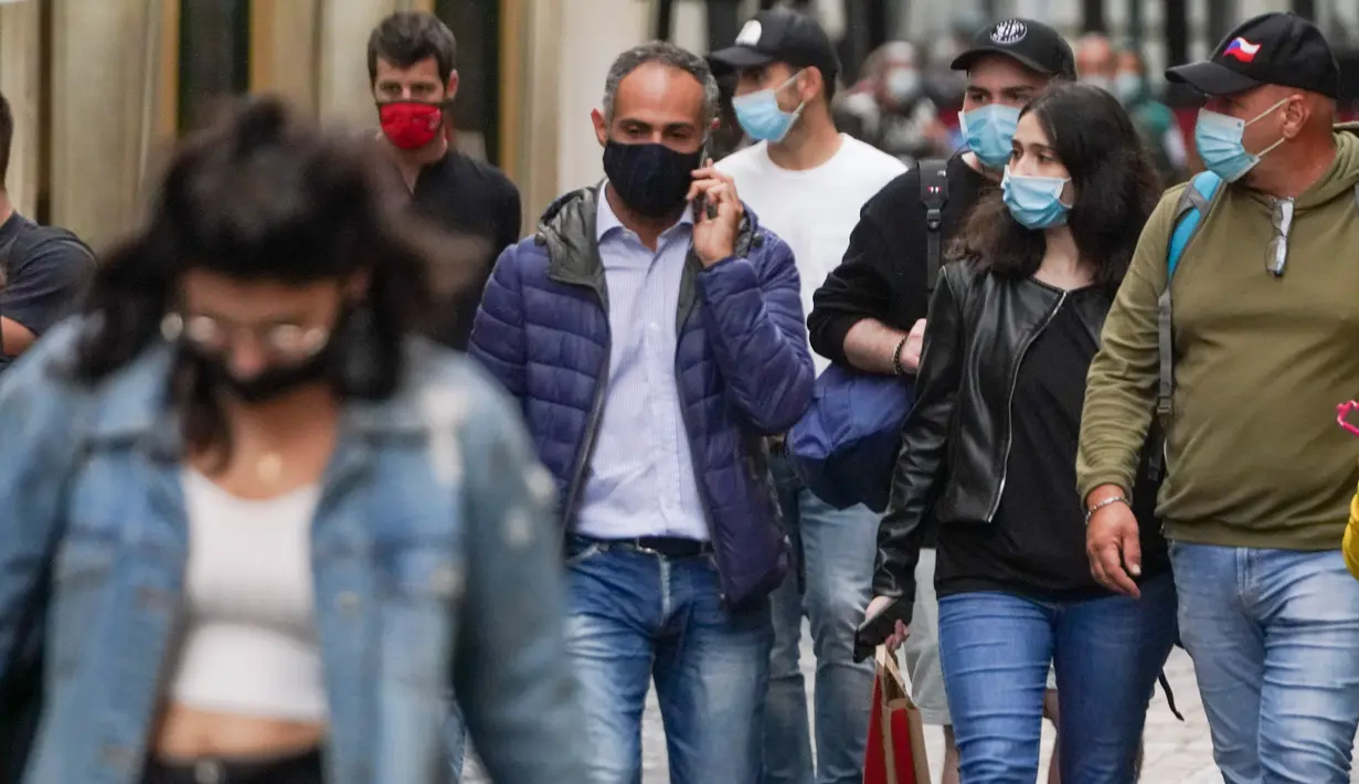 Orang-orang memakai masker untuk mencegah penyebaran COVID-19 saat mereka berjalan-jalan di pusat kota Roma pada Sabtu (3/10/2020). Masker wajah harus dipakai setiap saat di luar rumah di ibu kota Italia Roma dan wilayah sekitar Lazio mulai Sabtu, 3 Oktober. (AP Photo/Andrew Medichini)