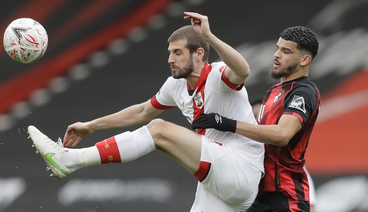 Bek Southampton, Jack Stephens (kiri) mengontrol bola dibayangi striker Bournemouth, Dominic Solanke dalam laga perempatfinal Piala FA 2020/2021 di Vitality Stadium, Bournemouth, Sabtu (20/3/2021). Southampton menang 3-0 atas Bournemouth. (AP/Kirsty Wigglesworth)