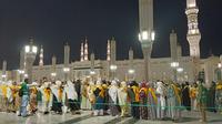 Caption. Jemaah haji menunggu giliran untuk masuk ke Raudhoh di Masjid Nabawi pada Rabu malam, 14 Mei 2025. (dok. Dinny Mutiah/MCH 2025)