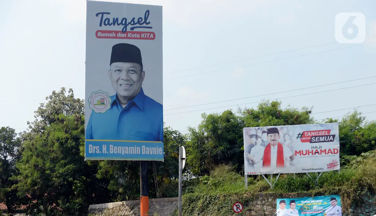 Sejumlah baliho Bakal Calon Wali Kota Tangerang Selatan periode 2021–2026 bertebaran menghiasi jalan protokol di Tangerang Selatan, Banten, Senin (27/07/2020). Rencananya membuka pendaftaran pasangan calon Wali Kota dan Wakil pada tanggal 4 sampai tanggal 6 September 2020. (merdeka.com/Dwi Narwoko)