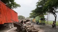 Mobil pick up ringsek usai tabrakan dengan truk tronton. (Adirin/Liputan6.com).