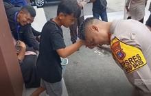 Bocah Penjual Kue Kaget Tangannya Dicium Perwira Polisi 'Eh Terbalik