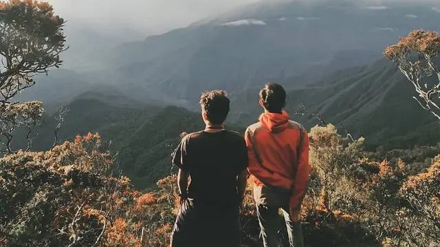 Puncak Gunung Katopasa adalah tetangga Gunung Kandela berada di dekat Kota Palu, Sulawesi Tengah