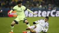 Gelandang Manchester City, David Silva, berebut bola dengan pemain Dynamo Kiev, Derlis Gonzalez. Penguasaan bola kedua tim imbang, namun City memiliki lebih banyak peluang. (Reuters/Gleb Garanich)