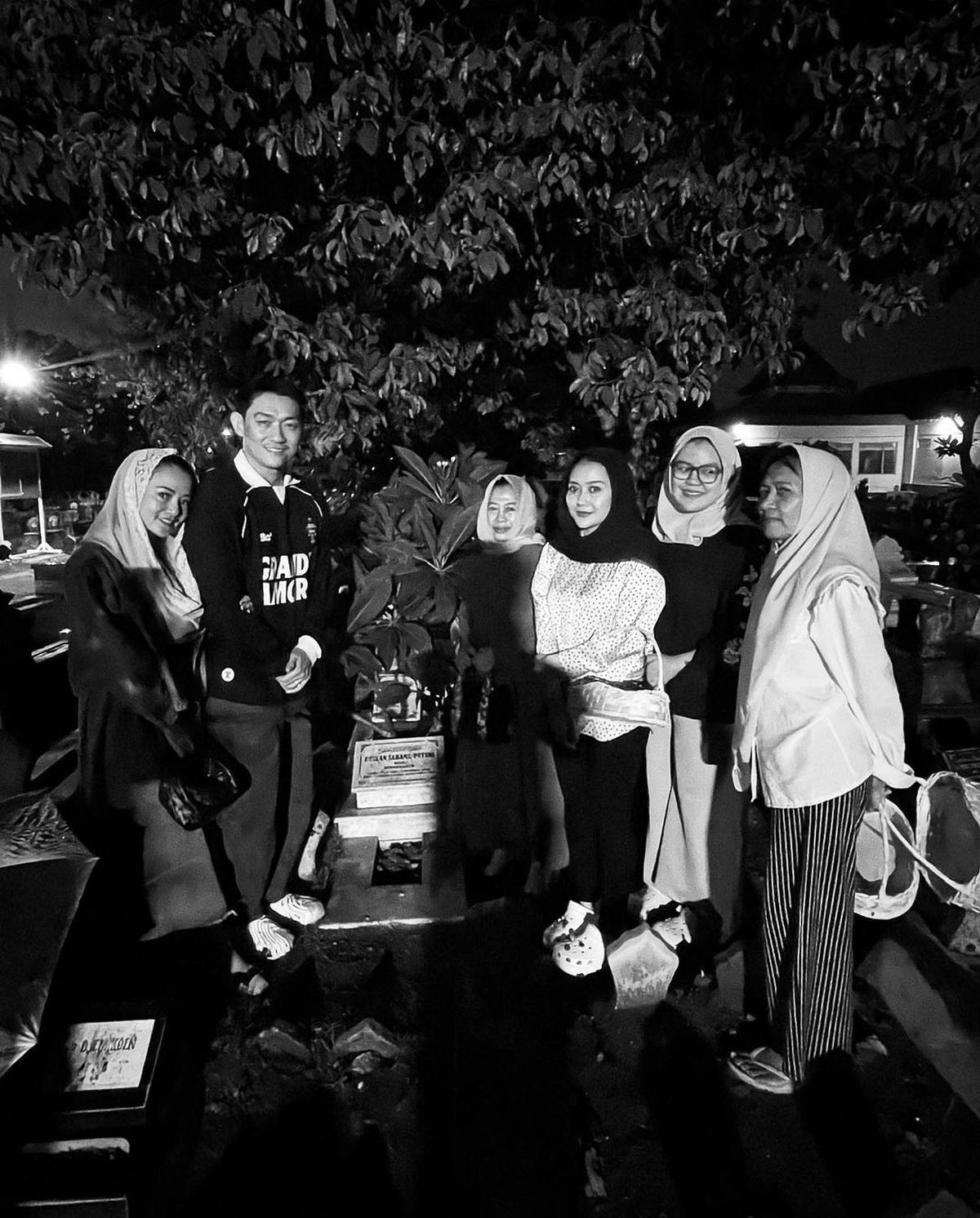 Ifan Seventeen Nyekar ke Makam Dylan Sahara, Ditemani Citra Monika