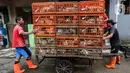 Pekerja menata ayam potong yang dipesan pembeli di tempat pemotongan saat pandemi COVID-19 di kawasan Kebayoran Lama, Jakarta, Jumat (29/1/2021). Saat ini harga ayam ras di tingkat konsumen berkisar Rp 27.000 per kilogram. (Liputan6.com/Johan Tallo)