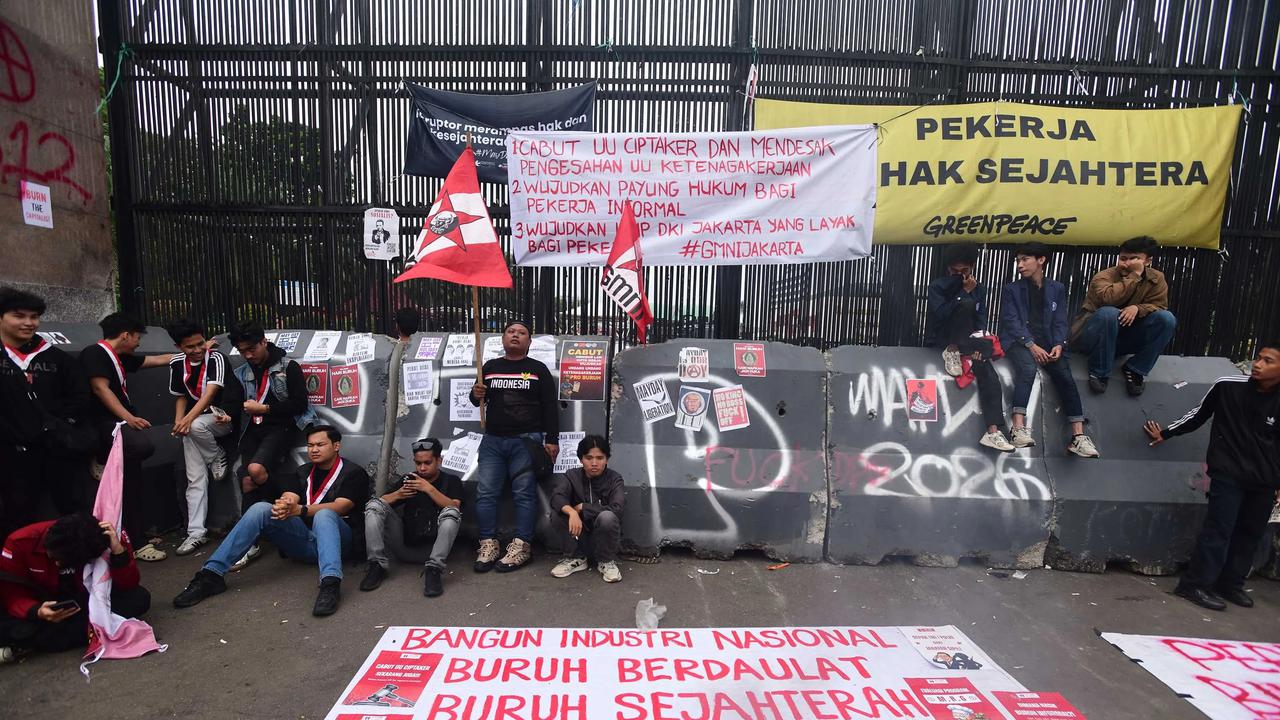 FOTO: Buruh  dan Mahasiswa Gelar Aksi May Day di Depan DPR