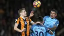 6. Bek Hull, Michael Dawson, duel udara dengan pemain Manchester City pada laga Premier League di Stadion Kingston Communications, Inggris, Selasa (27/12/2016). (Reuters/Scott Heppell) 