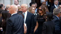Pengusaha terkenal Donald Trump dan istrinya, Melania, menghadiri pemakaman komedian Joan Rivers di Temple Emanu-El, New York, Minggu (7/9/14). (D Dipasupil/Getty Images/AFP) 