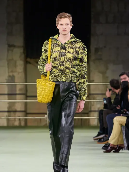 Koleksi Fall-Winter 2022/2023 di MFW ini merupakan debut pertama Matthieu Blazy sebagai direktur kreatif baru untuk Bottega Veneta. Memulai debutnya, Blazy menghadirkan dengan koleksi busana casual chic.(Dok/Bottega Veneta).