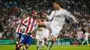 Duel panas terjadi di leg kedua perempat final Liga Champions antara Real Madrid dengan Atletico Madrid di Santiago Bernabeu Stadium, Kamis (23/4/2015). Real Madrid menang 1-0 atas Atletico Madrid. (Reuters/Juan Medina )