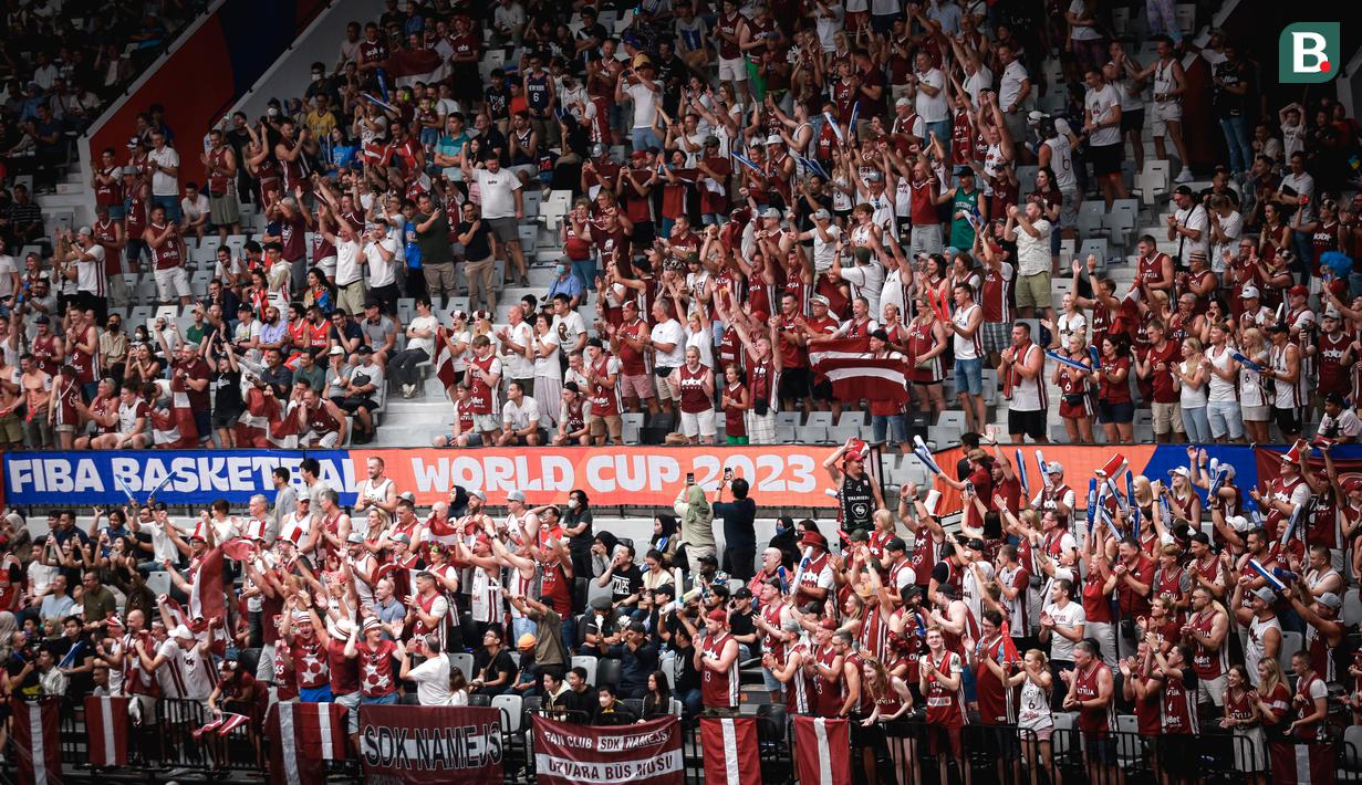 <p>Pendukung Latvia berteriak saat laga perdana Grup H Piala Dunia FIBA 2023 antara Timnas Basket Latvia melawan Timnas Basket Lebanon di Indonesia Arena, Senayan, Jakarta, Jumat (25/08/2023). Lebanon menang dengan skor 109-70. (Bola.com/Bagaskara Lazuardi)</p>