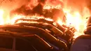 Sejumlah mobil terbakar akibat kebakaran hutan di Sokcho, Korea Selatan (5/4). Pihak berwenang menyatakan kebakaran besar ini merupakan bencana nasional yang langka. (AFP Photo/South Korea Out)