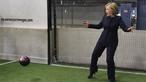 Kandidat Presiden AS dari Partai Demokrat, Hillary Clinton, menjadi kiper dalam sebuah laga eksebisi di Indoor Soccer Center, Las Vegas, AS, (13/2/2016). (Reuters/David Becker)