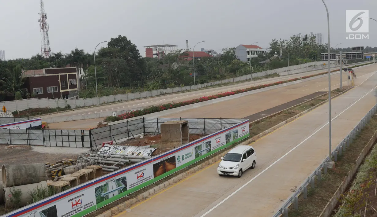 Kendaraan memasuki gerbang tol Kukusan ruas jalan tol Cinere-Jagorawi (Cijago) seksi 2, Depok, Jawa Barat, Sabtu (28/9/2019). Gerbang tol Cijago seksi 2 (Jl Raya Bogor-Kukusan) sepanjang 5,5 km dapat dilalui secara fungsional mulai Sabtu (28/9) pukul 00.00 WIB. (Liputan6.com/Helmi Fithriansyah)