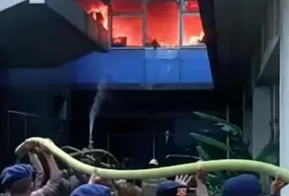 Kebakaran melanda Gedung D Direktorat Jenderal (Ditjen) Bina Pemerintahan Desa di kompleks Kementerian Dalam Negeri (Kemendagri), Pasar Minggu, Jakarta Selatan, Senin (20/4/2026). (Foto: Tangkapan layar dari video yang beredar di media sosial).