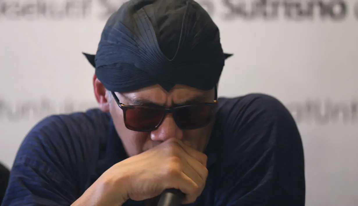 "Kalau kamu terlambat bukan cuma menyusahkan 1 orang, tapi 100 orang lebih. Karena memang itu enggak baik," kata pemilik nama lengkap Irwan Susetyo Pakusadewo. (Nurwahyunan/Bintang.com)