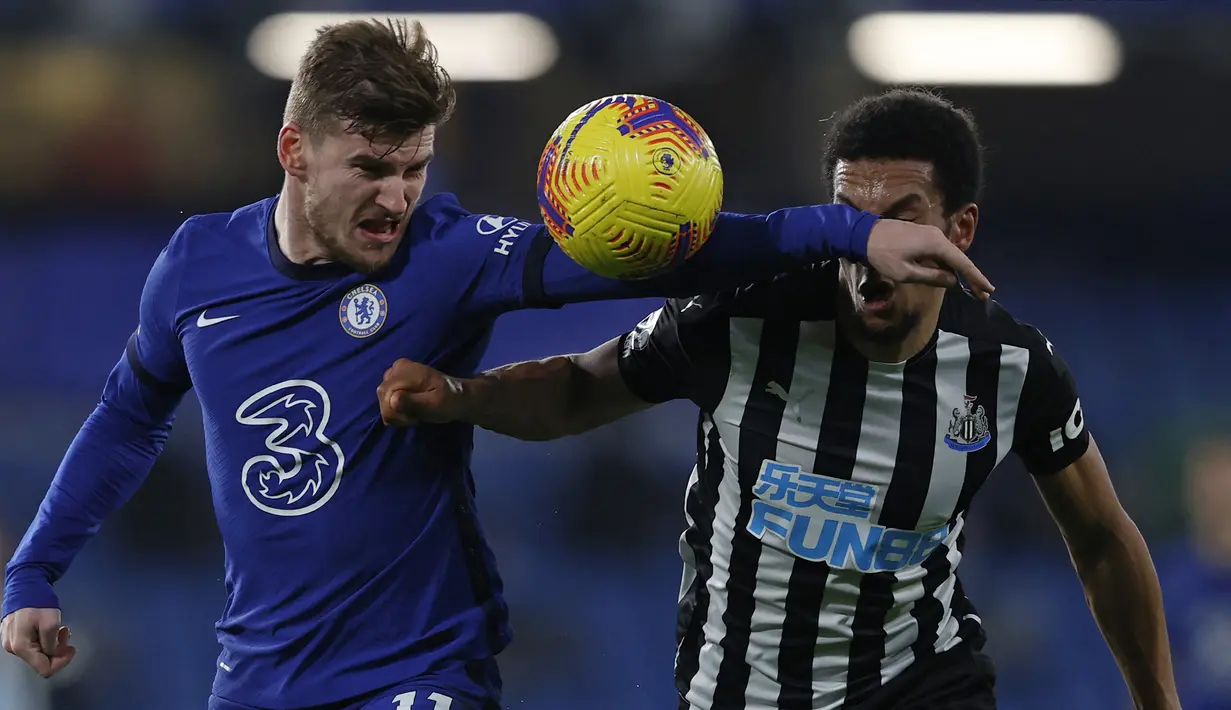 Striker Chelsea, Timo Werner (kiri) berebut bola dengan gelandang Newcastle United, Isaac Hayden dalam laga lanjutan Liga Inggris 2020/21 pekan ke-24 di Stamford Bridges, London, Senin (15/2/2021). Chelsea menang 2-0 atas Newcastle. (AFP/Adrian Dennis/Pool)