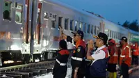 Direktur Pengelolaan Prasarana KAI, Heru Kuswanto membuka jalur rel kereta api di Grobogan yang sebelumnya lumpuh karena banjir (dok: KAI)