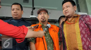 Kakak Saipul Jamil, Samsul Hidayatullah (tengah) keluar dari Gedung KPK, Jakarta, Kamis (11/8). Kasus dugaan suap pengurangan vonis Saipul Jamil siap disidangkan karena dinyatakan p21. (Liputan6.com/Helmi Afandi)