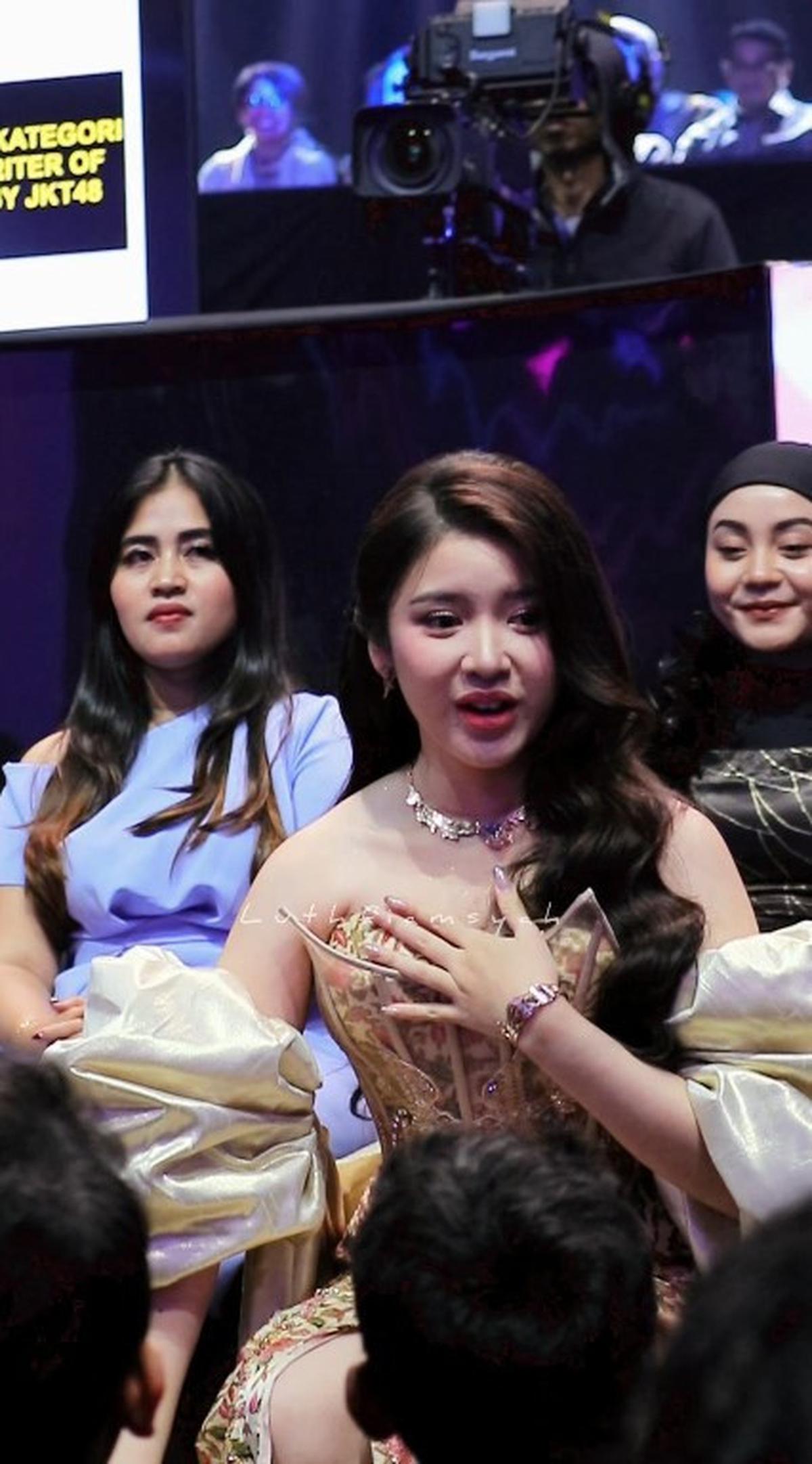 Momen Tiara Andini Tidak Sadar Menang Awards, Terlalu Asyik Ngobrol Bareng Fans - Langsung Bingung