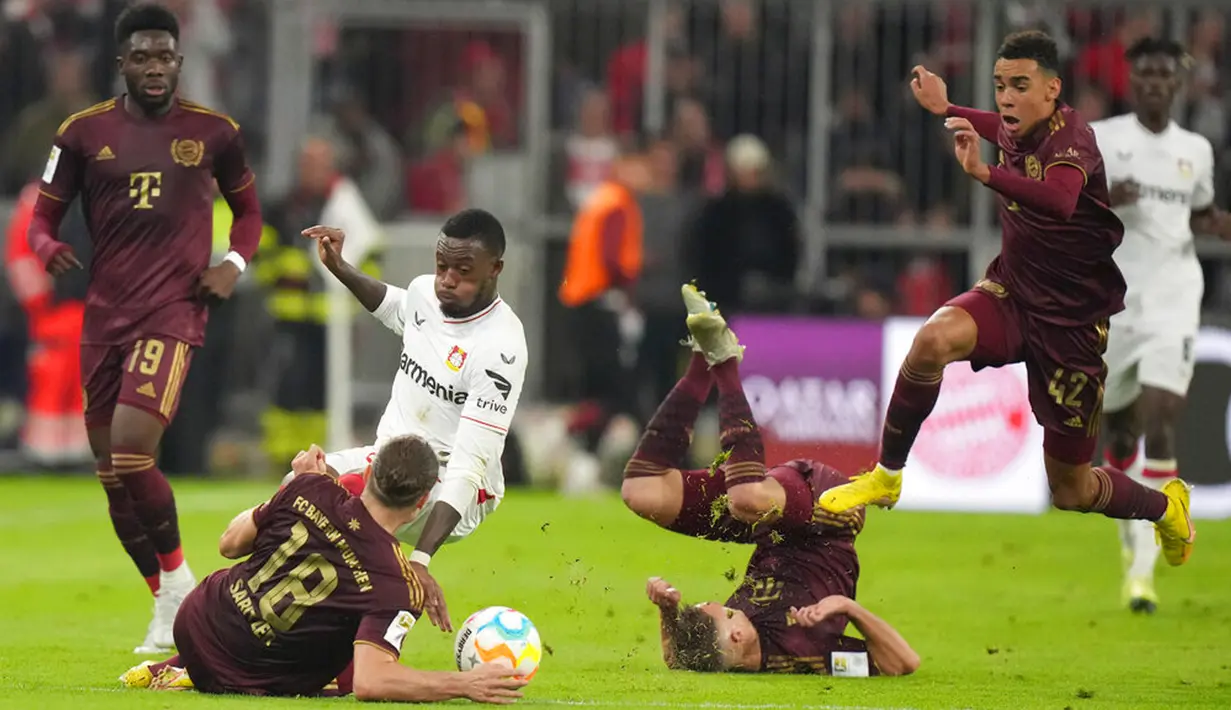 Pemain Bayer Leverkusen Callum Hudson-Odoi (kedua kiri) berebut bola dengan pemain Bayern Munchen Marcel Sabitzer (kiri) pada pertandingan sepak bola Bundesliga di Allianz Arena, Munich, Jerman, 30 September 2022. Bayern Munchen menang 4-0. (AP Photo/Matthias Schrader)