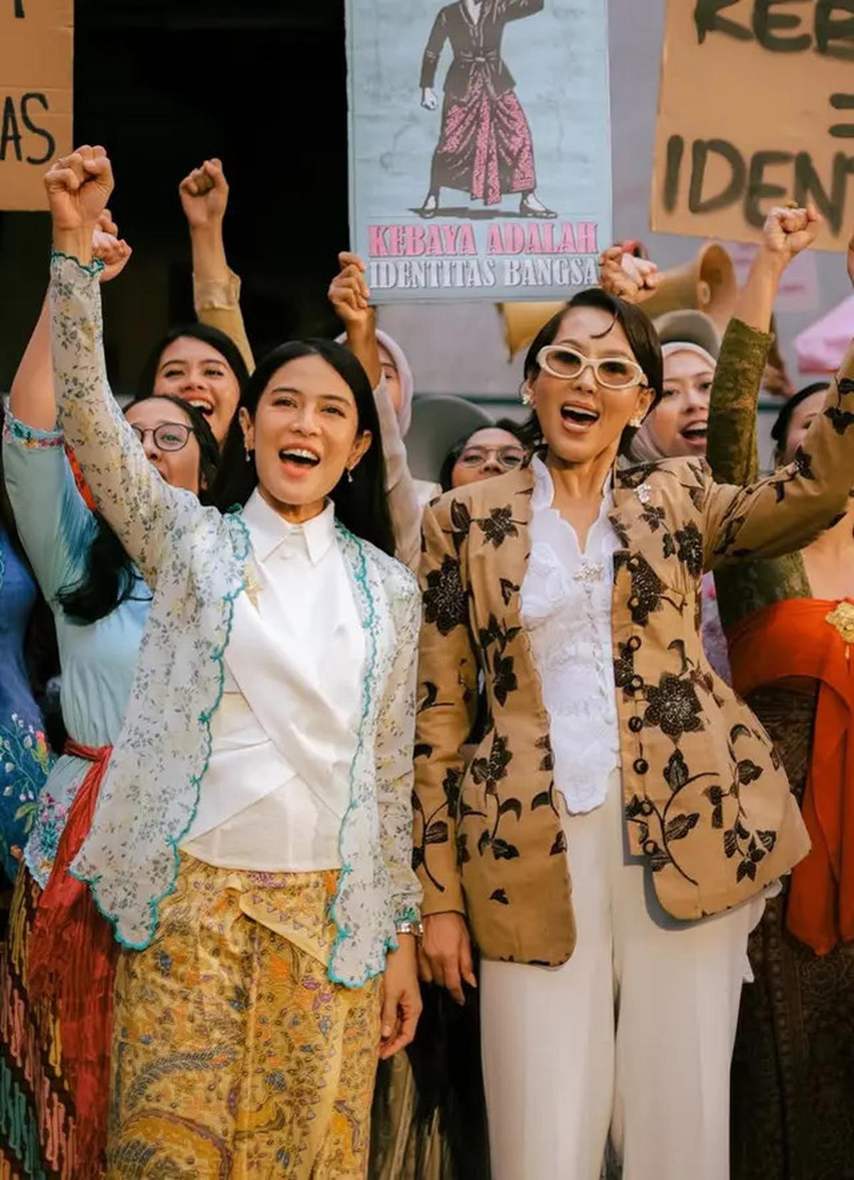 5 Foto Detail Kebaya Dian Sastrowardoyo, Tampil Simpel tapi Memikat di Hari Kebaya Nasional 2025