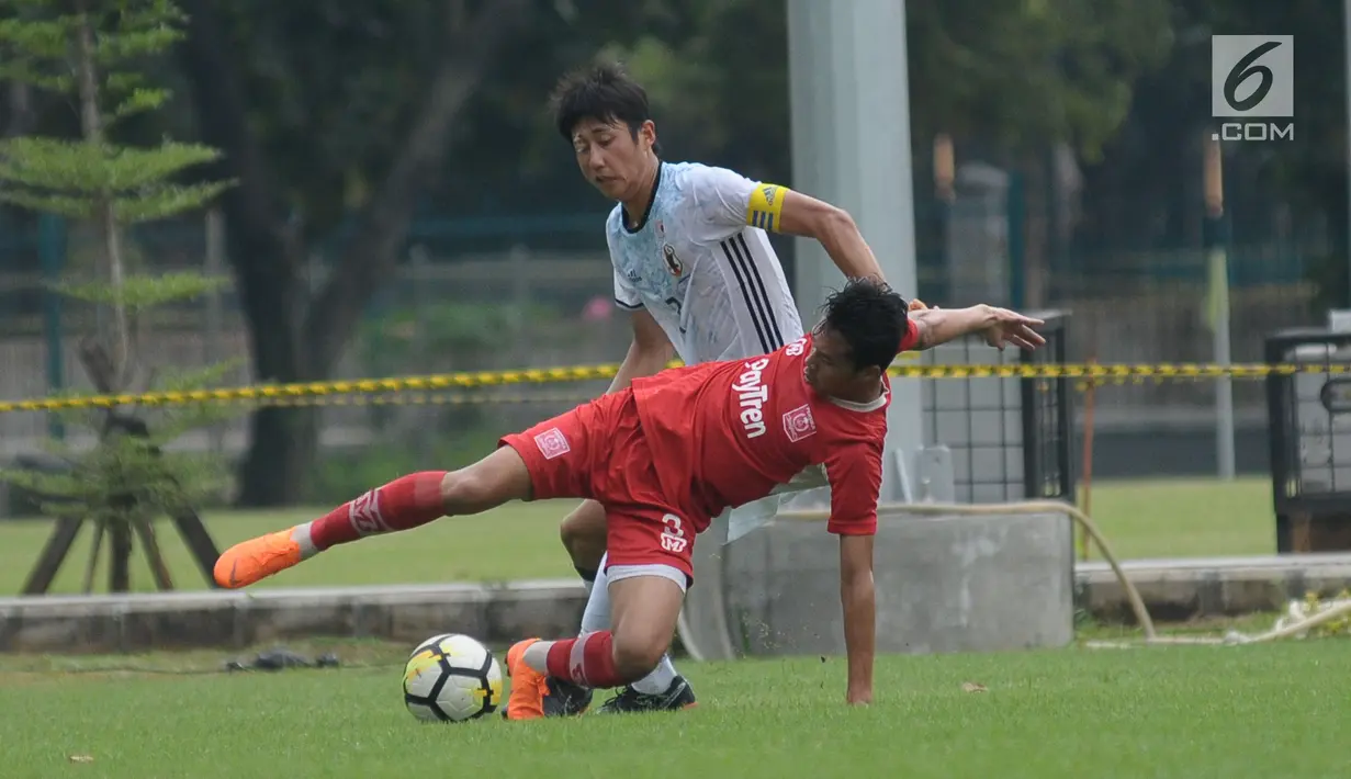 Pemain Persika berebut bola dengan pemain Timnas Jepang U-19 saat uji tanding di Lapangan B Kompleks GBK, Jakarta, Selasa (27/3). Persika kalah 2-3 dari Jepang U-19. (Liputan6.com/Helmi Fithriansyah)