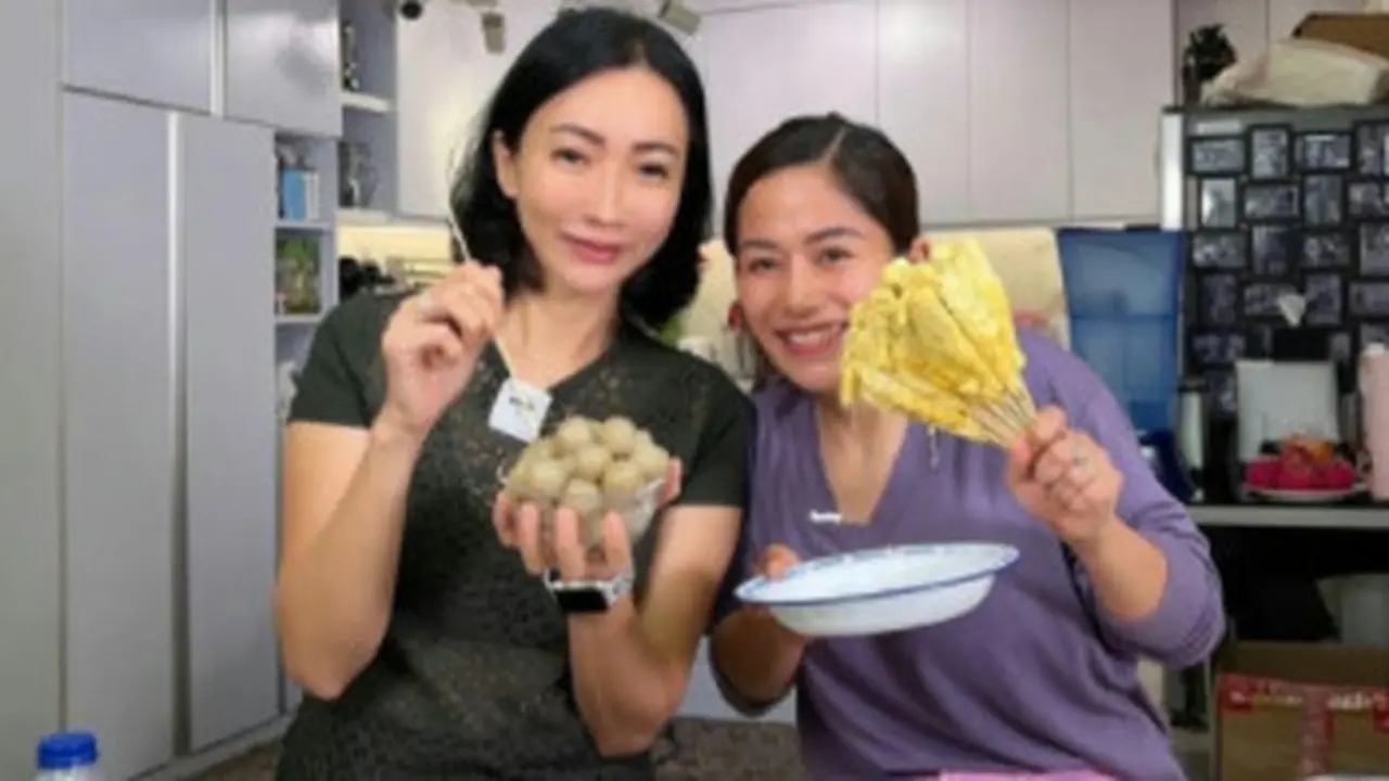 Sudah Kenal Sejak Lama, Ini 6 Potret Farida Nurhan dan Mama Livy Renata