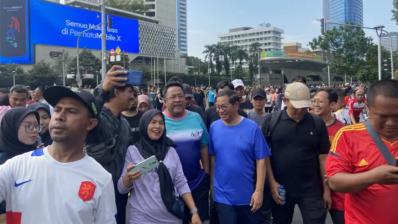 Pasangan bakal calon gubernur dan bakal calon wakil gubernur Jakarta, Pramono Anung-Rano Karno menyambangi kawasan car free day di Bundaran Hotel Indonesia (HI) Jakarta, Minggu (1/9/2024). (Liputan6.com/Muhammad Radityo Priyasmoro)