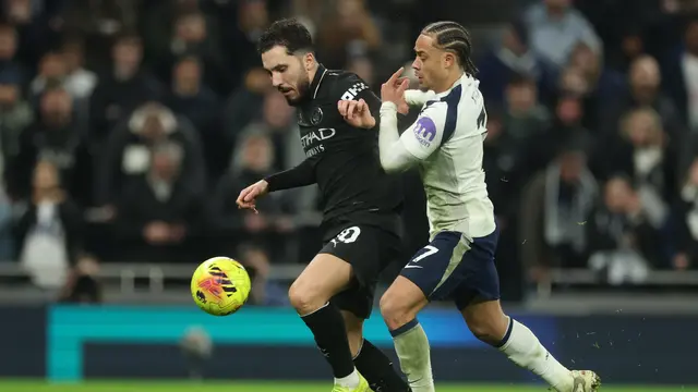 Pemain Tottenham, Xavi Simons, berduel dengan pemain Manchester City, Rayan Cherki