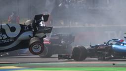 Melintirnya Bottas memicu kekacauan besar. Sebab, banyak pembalap yang tengah melaju kencang selepas start dan harus menghindari insiden tersebut. (AFP/Pedro Pardo)