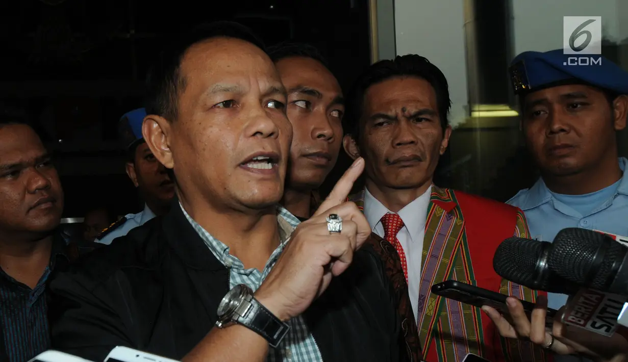 Mantan Kasau Marsekal (Purn) Agus Supriatna menjawab pertanyaan wartawan usai menjalani pemeriksaan di gedung KPK, Jakarta, Rabu (6/6). Agus Supriatna diperiksa sebagai saksi untuk tersangka Irfan Kurnia. (Merdeka.com/Dwi Narwoko)